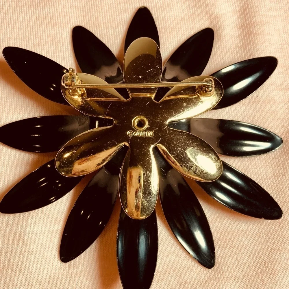 Beautiful Vintage Black‎ Enamel and Gold Tone Flower Brooch by Sarah Coventry